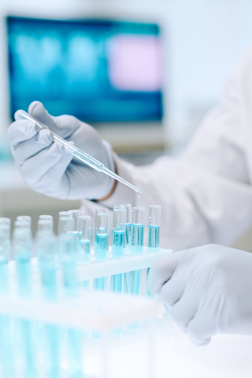 Profissional de laboratório trabalhando com equipamentos